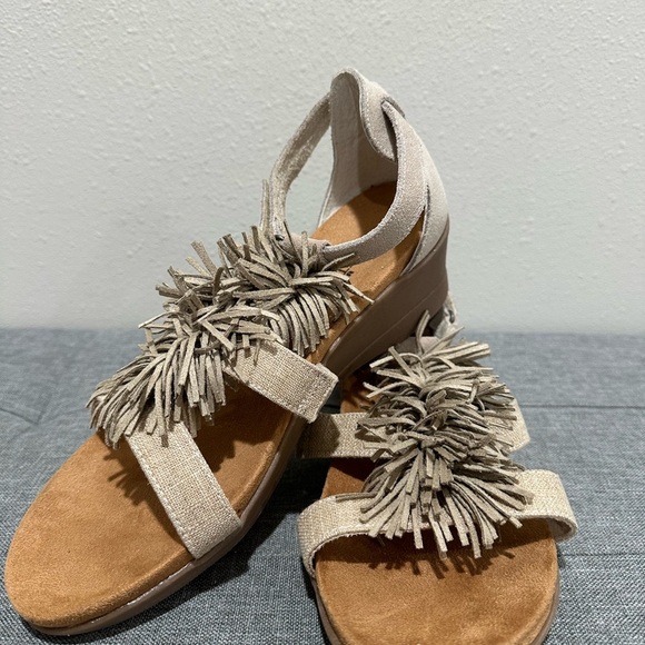 Minnetonka Desi Fringe Wedge - Picture 2 of 12